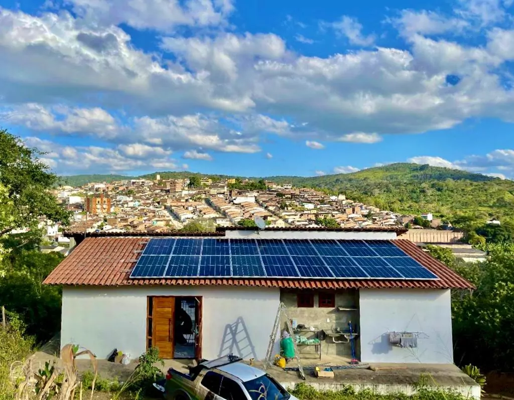 Casa com usina solar de 10 kWp instalada pela Recsun em Jaboatão dos Guararapes